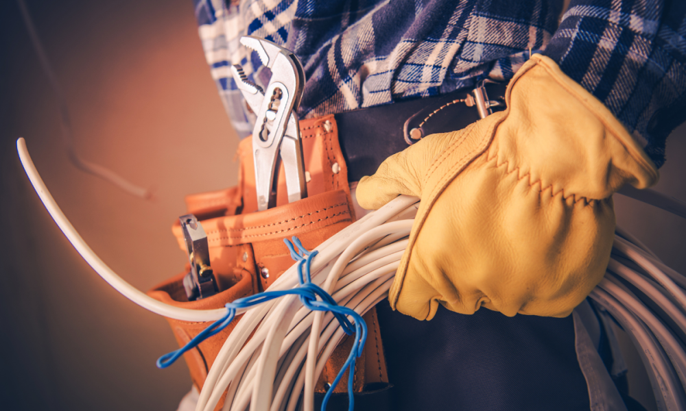 Commercial Electrician in Saint Petersburg